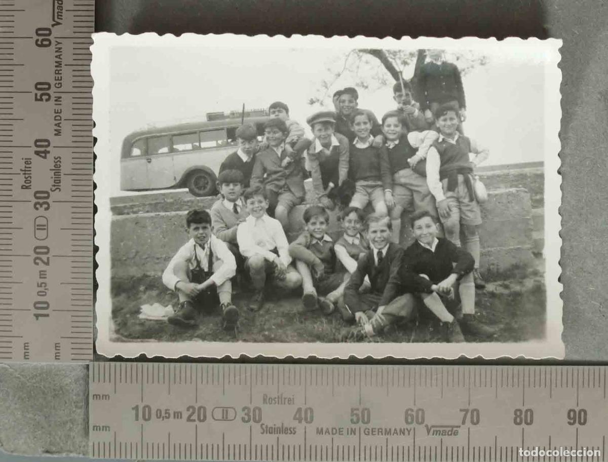 Fotograf&iacute;a antigua: FOTOGRAFIA. Grupo de ni&ntilde;os escolares con maestro y autob&uacute;s de fondo HACIA 1940