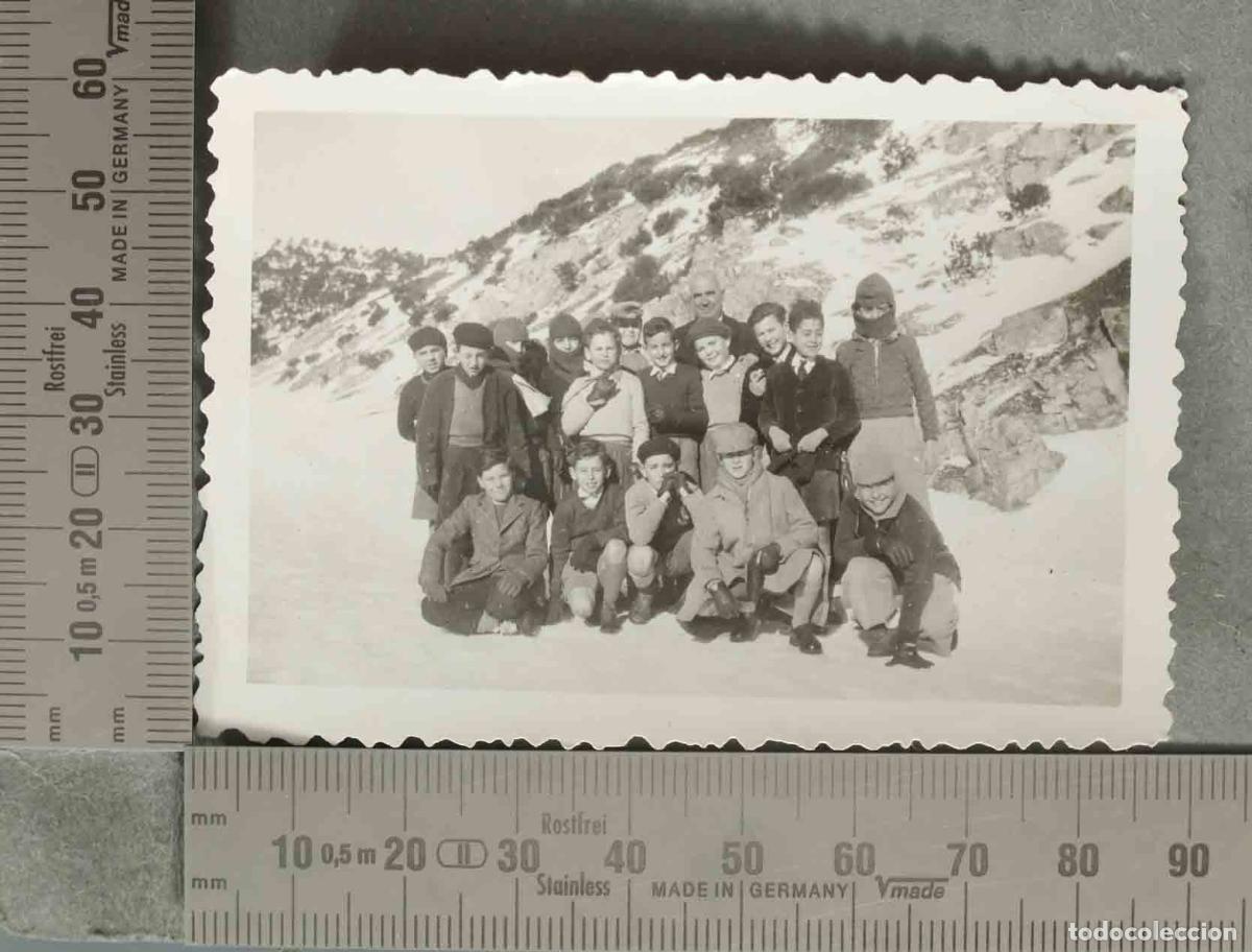 Fotograf&iacute;a antigua: FOTOGRAFIA. Grupo de ni&ntilde;os en la nieve. EXCURSION SIERRA 1950