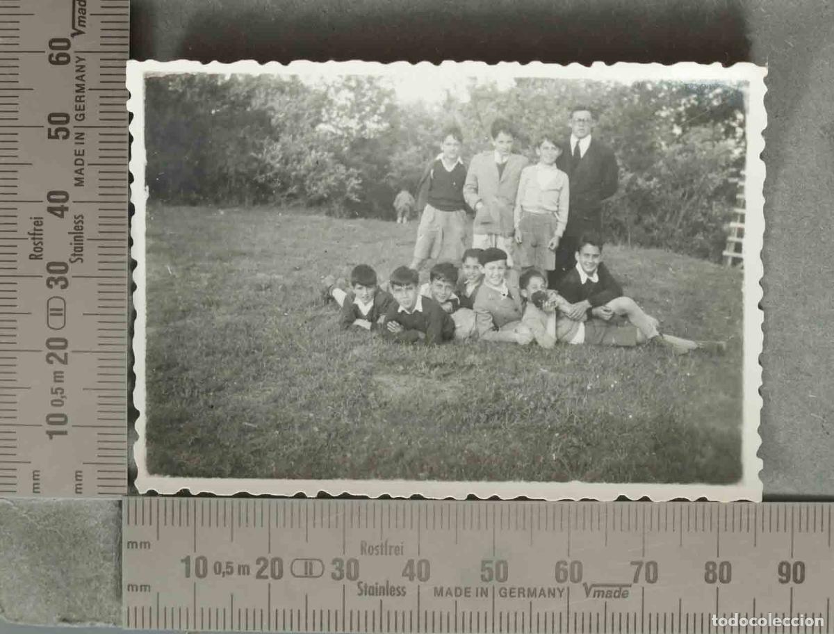 Fotograf&iacute;a antigua: FOTOGRAFIA. Grupo de ni&ntilde;os EN EL CAMPO HACIA 1950