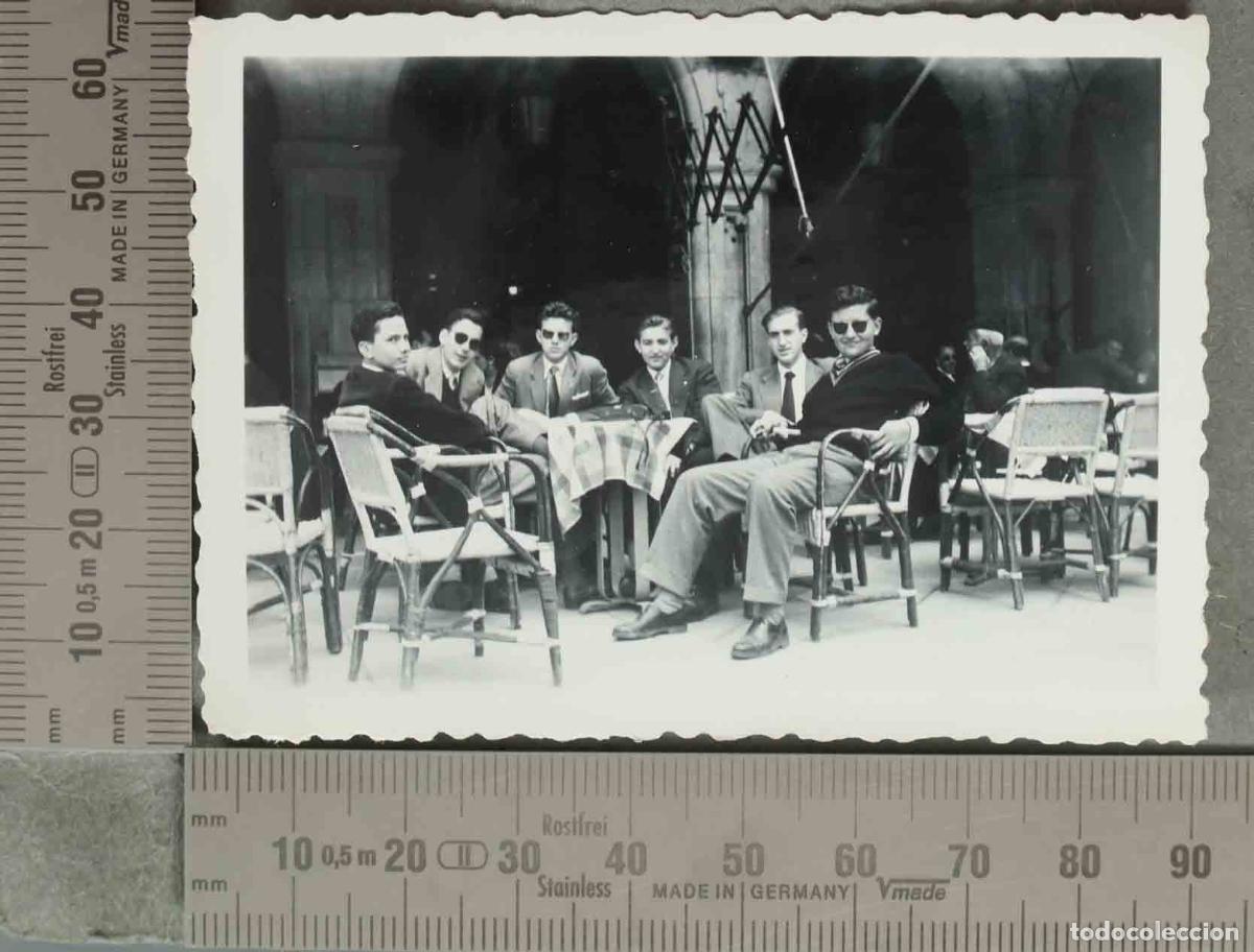 Fotograf&iacute;a antigua: FOTOGRAFIA. Grupo de j&oacute;venes en SALAMANCA. PLAZA MAYOR. 1955
