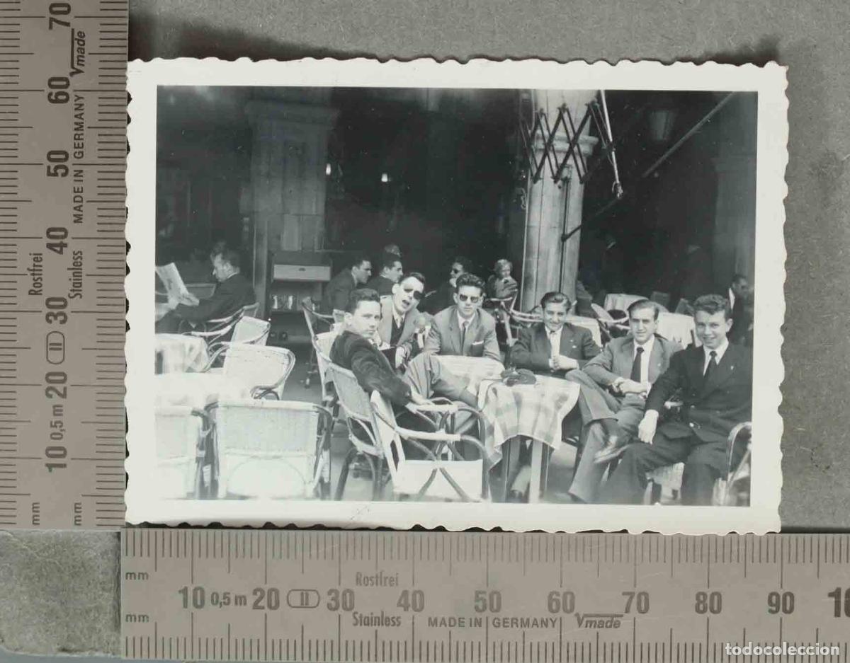 Fotograf&iacute;a antigua: FOTOGRAFIA. GRUPO DE JOVENES EN PLAZA DE SALAMANCA. PLAZA MAYOR. 1955
