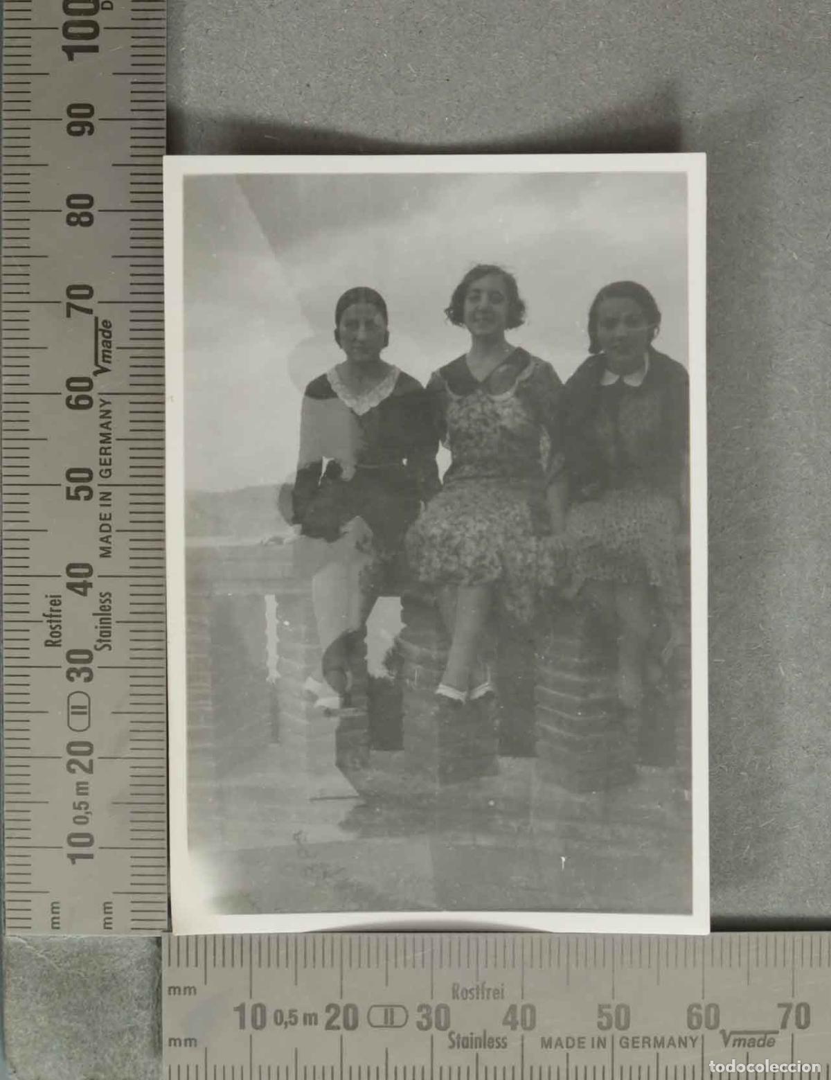 Fotograf&iacute;a antigua: FOTOGRAFIA. Tres mujeres sentadas en un muro . VISTA MAR. &iquest;TENERIFE? HACIA 1920