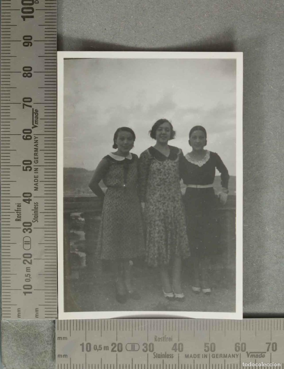 Fotograf&iacute;a antigua: FOTOGRAFIA. Tres mujeres sentadas en un muro . VISTA MAR. &iquest;TENERIFE? HACIA 1920
