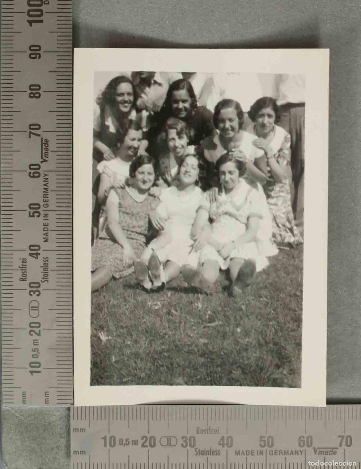 Fotograf&iacute;a antigua: FOTOGRAFIA. GRUPO DE MUJERES JOVENES EN EL CAMPO. HACIA 1930