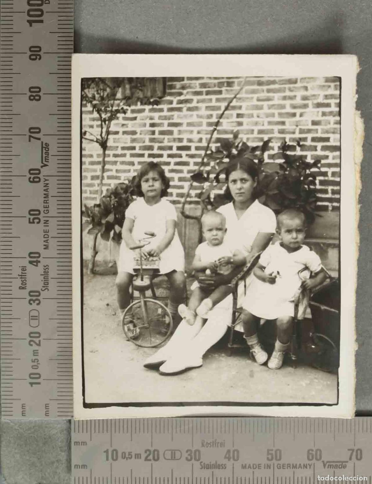 Fotograf&iacute;a antigua: FOTOGRAFIA. Mujer con tres ni&ntilde;os con juguetes y triciclo. HACIA 1930