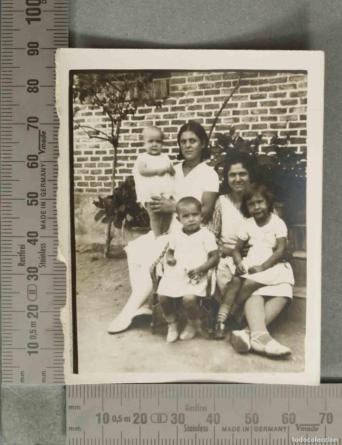 Fotograf&iacute;a antigua: FOTOGRAFIA. Retrato de familia con ni&ntilde;os en el jard&iacute;n HACIA 1930