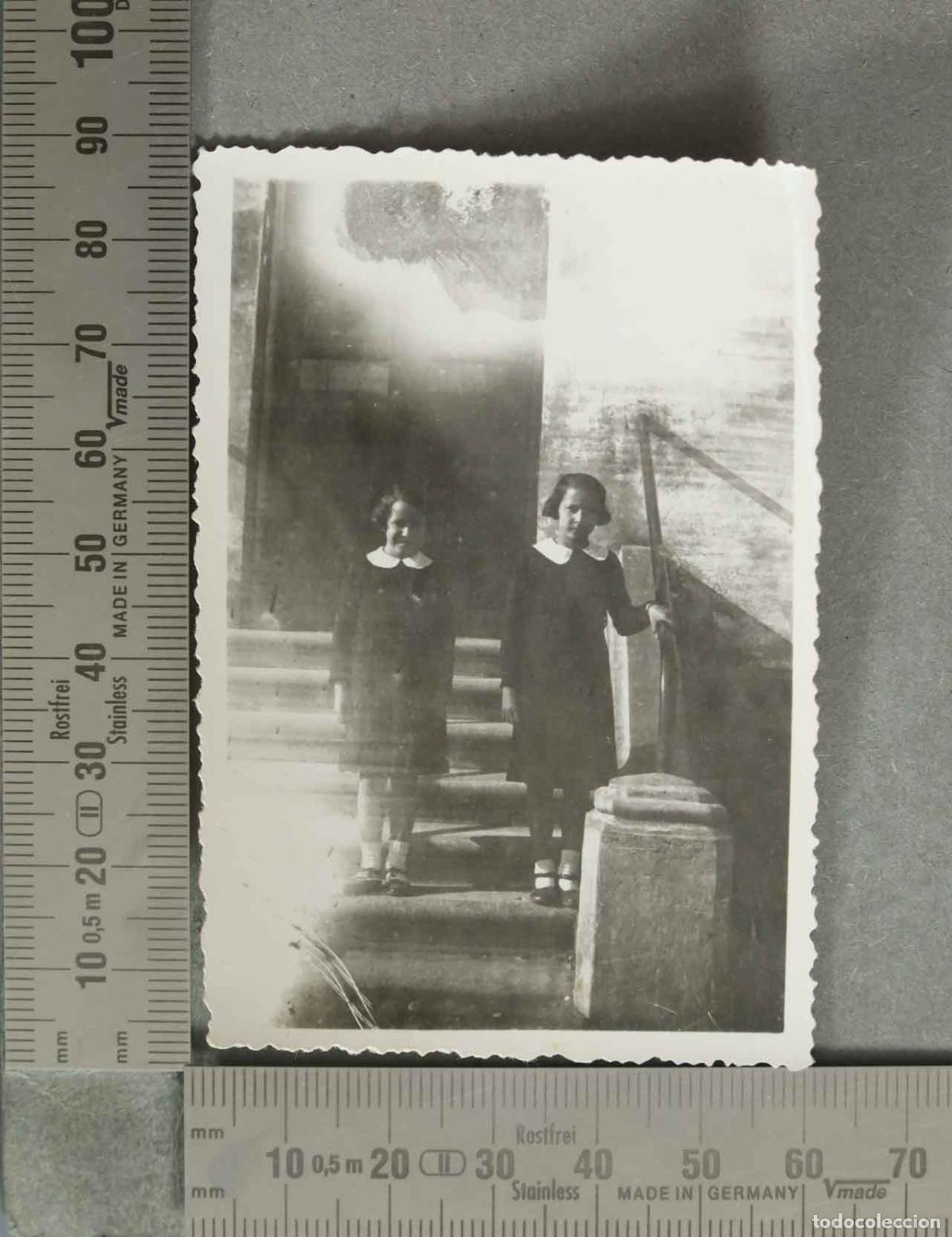 Fotograf&iacute;a antigua: FOTOGRAFIA. Dos ni&ntilde;as estudiantes en unas escaleras hacia 1920