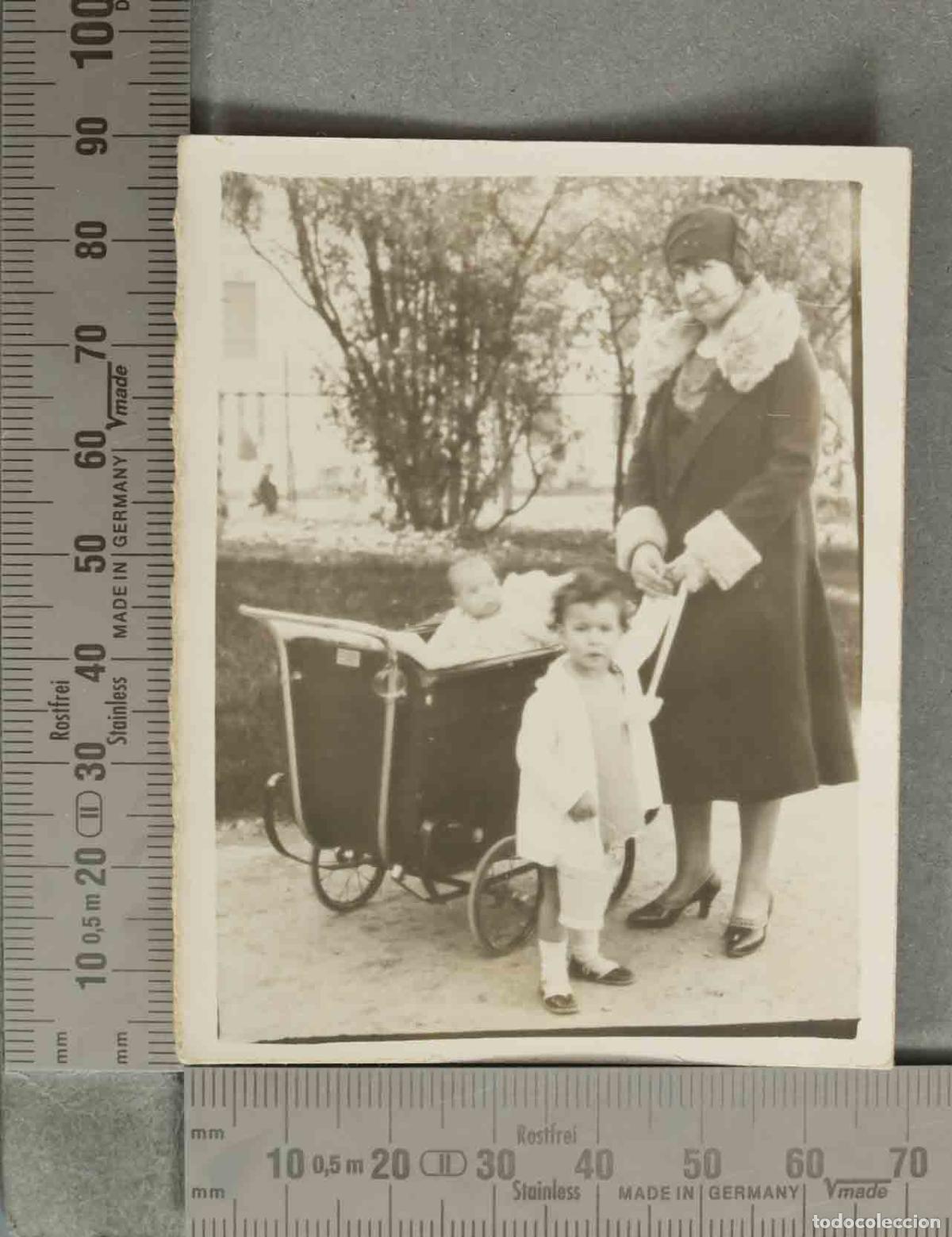 Fotograf&iacute;a antigua: FOTOGRAFIA. Mujer con cochecito de beb&eacute; y ni&ntilde;os en un parque hacia 1920