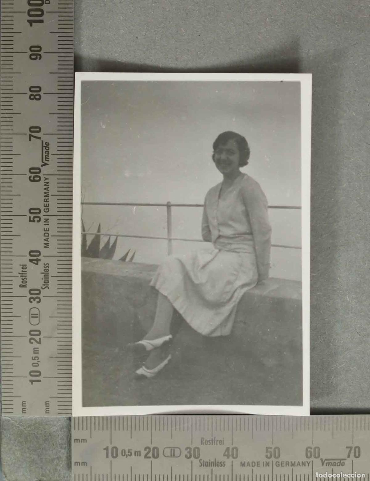 Fotograf&iacute;a antigua: FOTOGRAFIA. Mujer sentada en muro exterior con barandilla. &iquest;TENERIFE?. hacia 1920