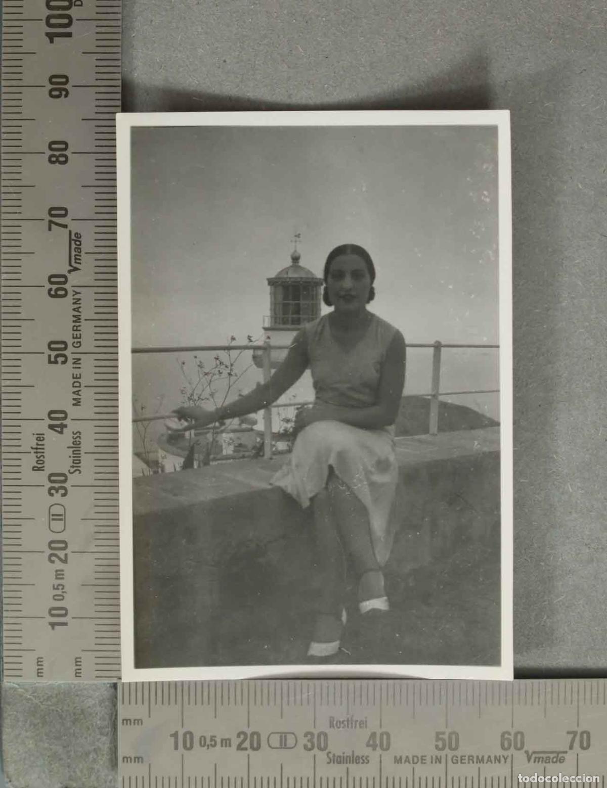 Fotograf&iacute;a antigua: FOTOGRAFIA. MUJER Y VISTA DE FARO DE ANAGA. TENERIFE. HACIA 1920