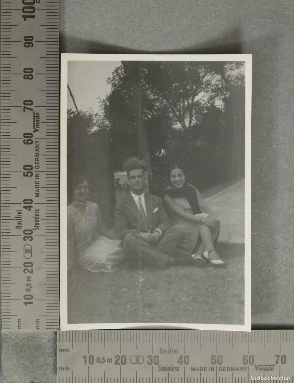 Fotograf&iacute;a antigua: FOTOGRAFIA. Tres j&oacute;venes sentados en el jard&iacute;n. &iquest;TENERIFE?. HACIA 1920
