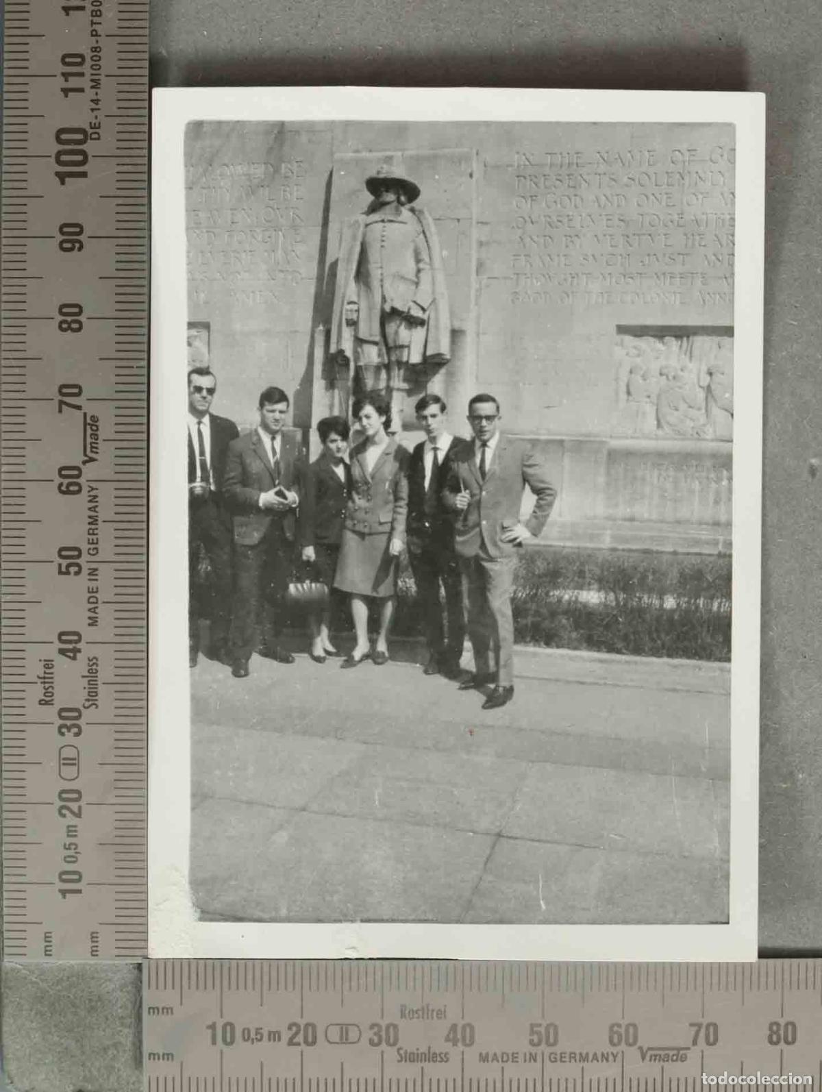Fotograf&iacute;a antigua: FOTOGRAFIA. Muro de la Reforma - Ginebra - ESTUDIANTES VIAJE FIN DE CARRERA 1966