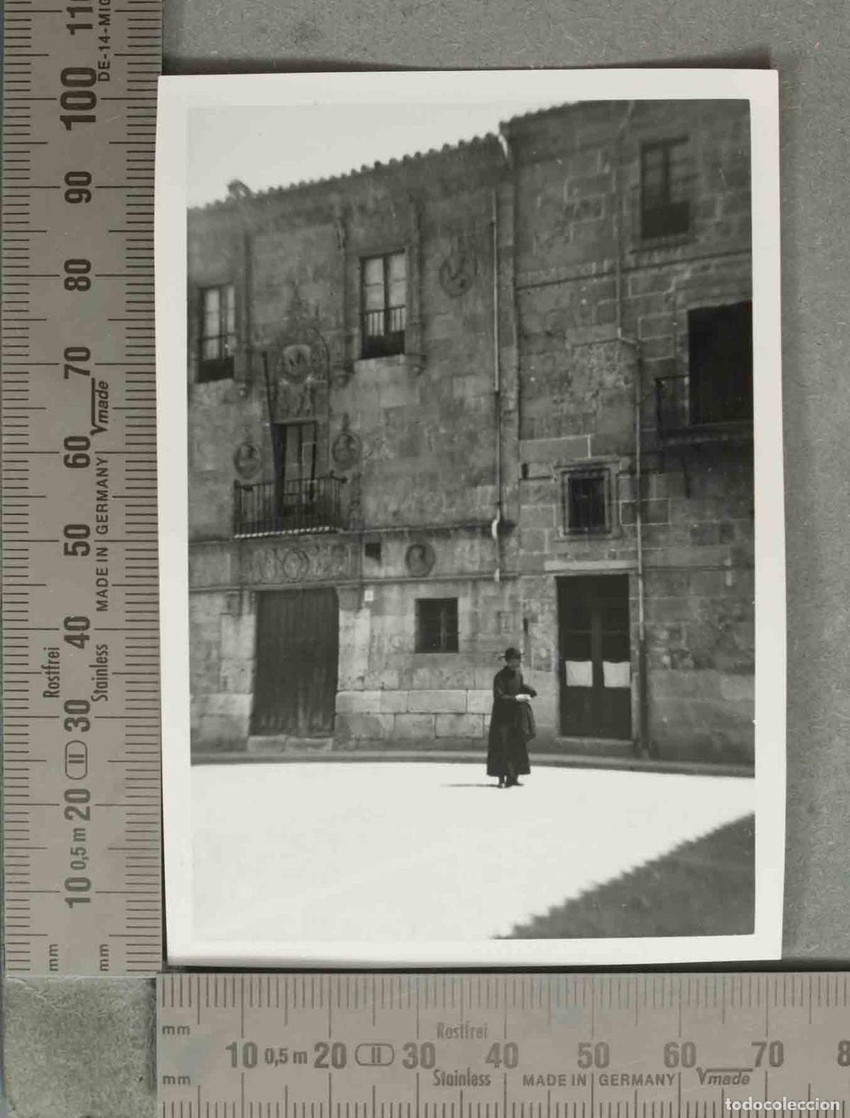 Fotograf&iacute;a antigua: FOTOGRAFIA. Casa de las Muertes - Salamanca - Calle Bordadores. SACERDOTE. 1955