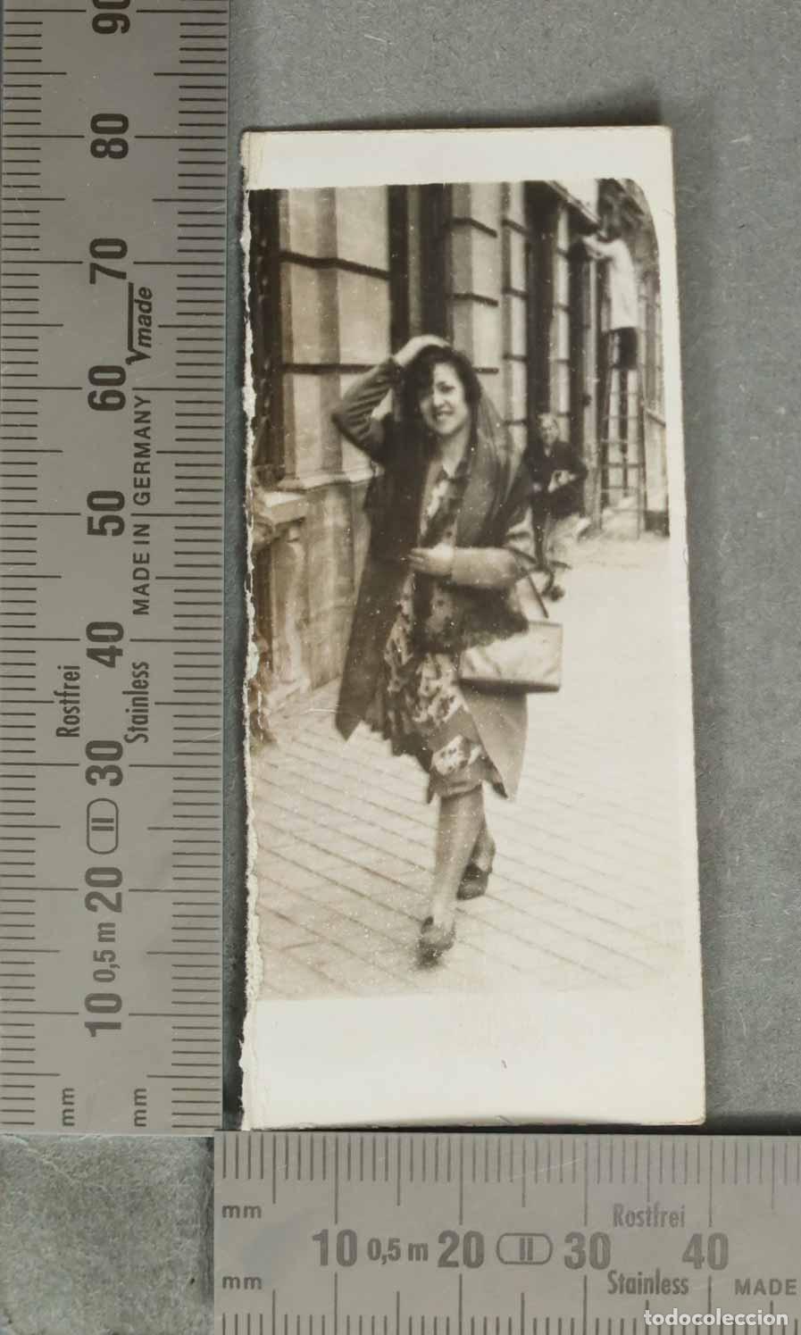 Antique Photography: FOTOGRAFIA. Mujer caminando por la calle al lado de edificio hacia 1920