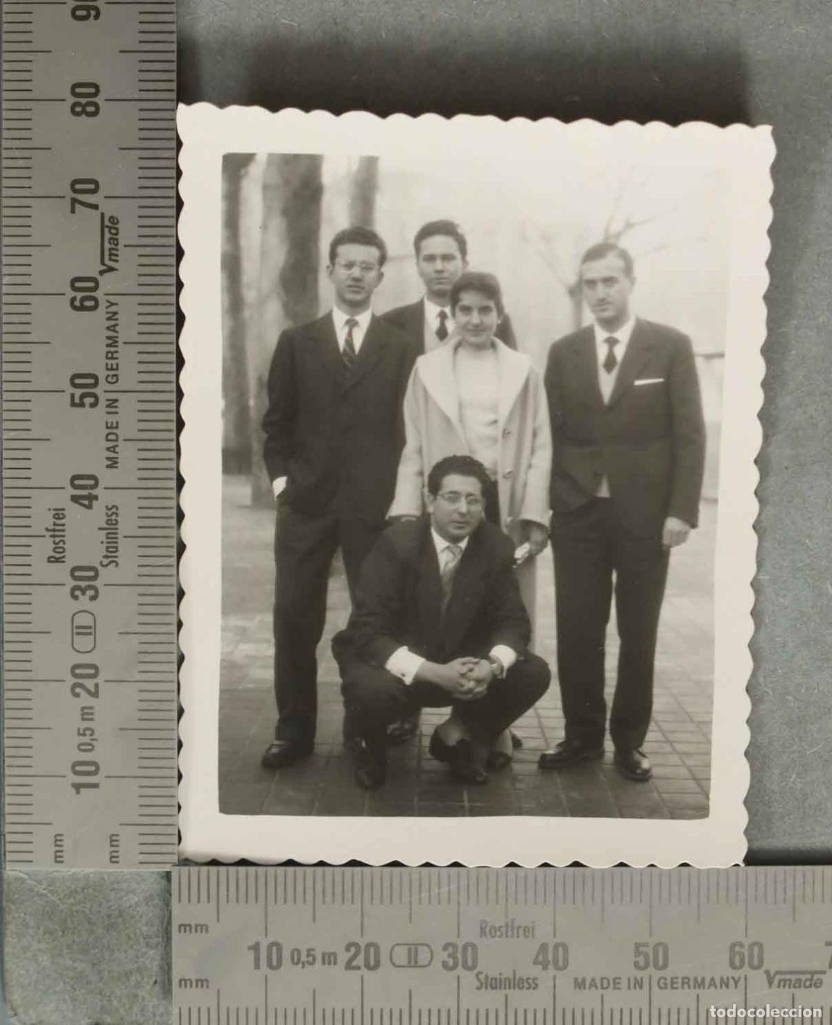 Photographie ancienne: FOTOGRAFIA. Retrato de grupo en exterior. 1958
