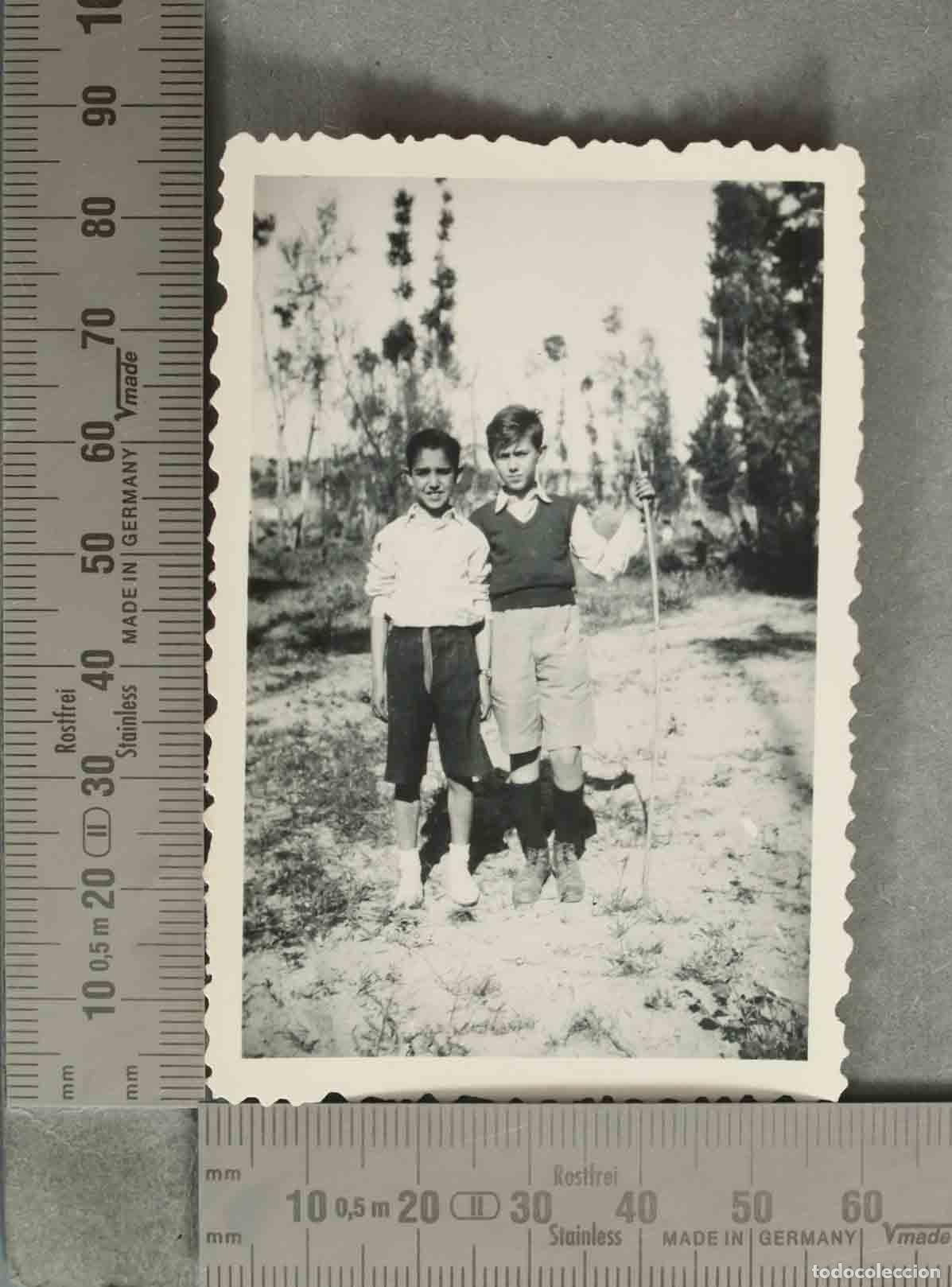 Photographie ancienne: FOTOGRAFIA. Dos ni&ntilde;os en el campo. EXCURSION TOLEDO 1950