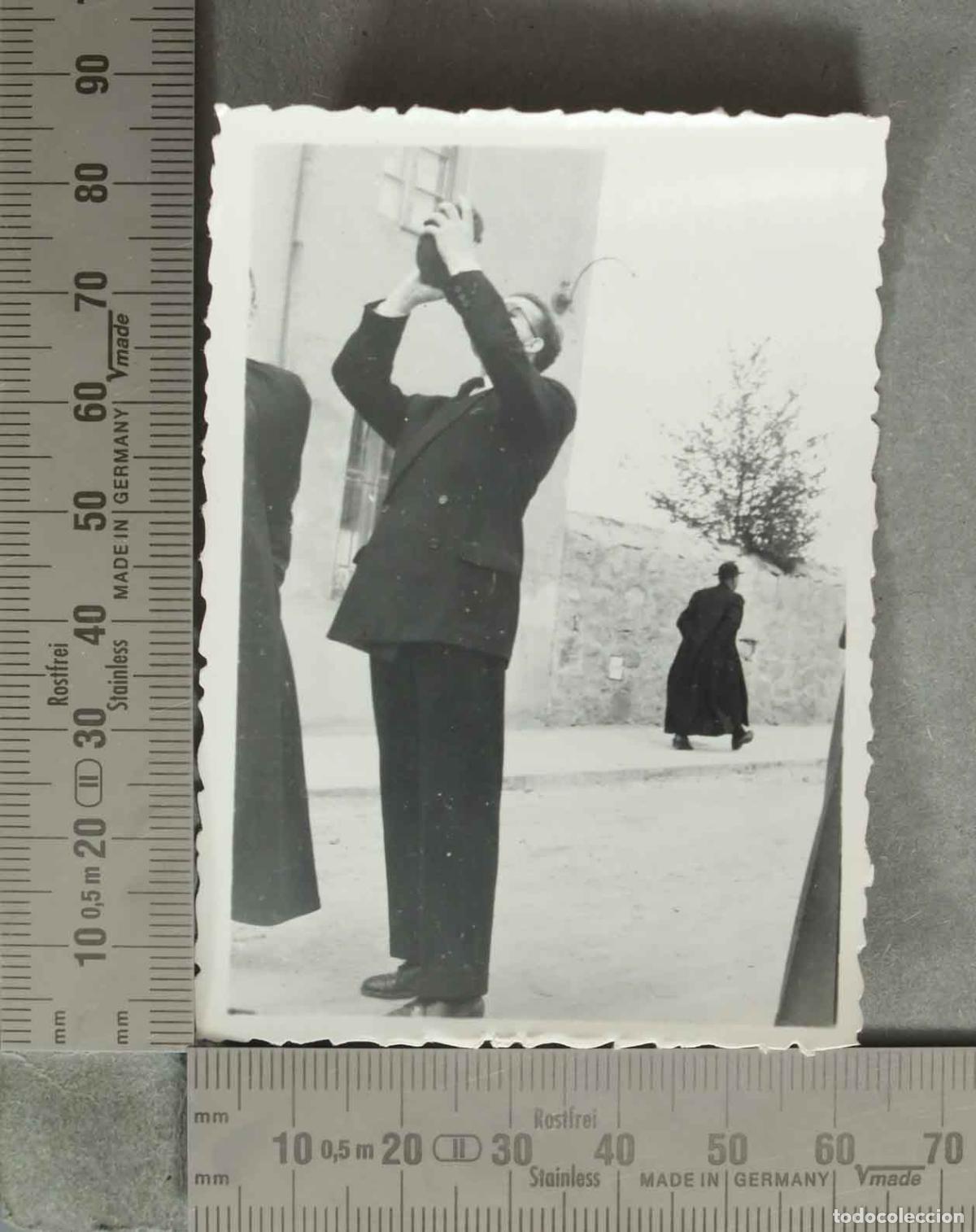 Fotografia antiga: FOTOGRAFIA. EN AVILA BEBIENDO BOTA DE VINO CON SACERDOTES. 1955. D GERMAN