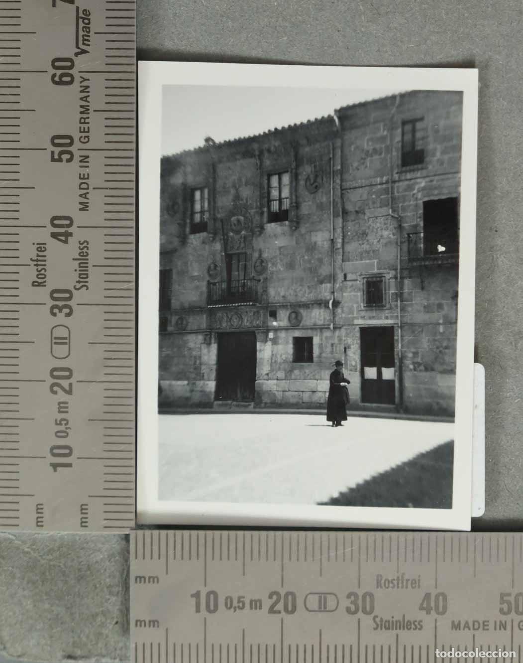Fotografia antiga: FOTOGRAFIA. VISTA DE SALAMANCA CASA DE LA MUERTE. 1955 CON SACERDOTE
