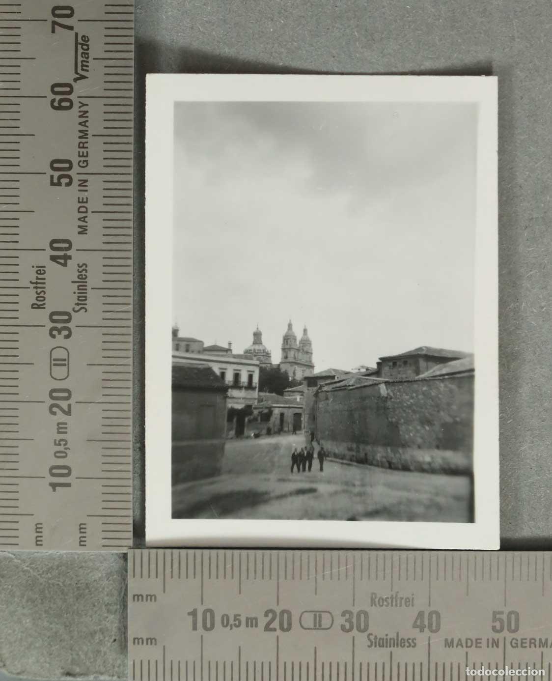 Fotograf&iacute;a antigua: FOTOGRAFIA. Salamanca - CALLE TIPICA AL FONDO CLERECIA. 1955