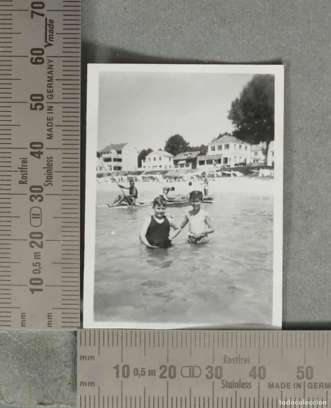 Fotograf&iacute;a antigua: FOTOGRAFIA. Ni&ntilde;os ba&ntilde;&aacute;ndose en la playa SANGENJO 1946