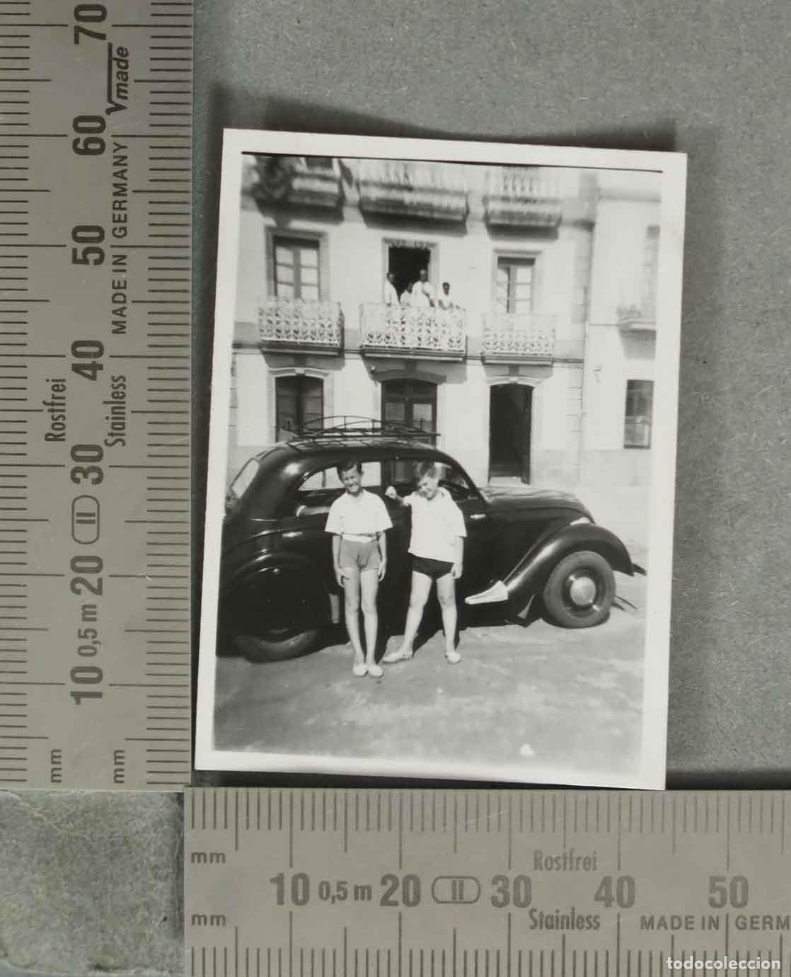 Fotograf&iacute;a antigua: FOTOGRAFIA. VISTA SANGENJO Dos ni&ntilde;os posando delante opel 1946