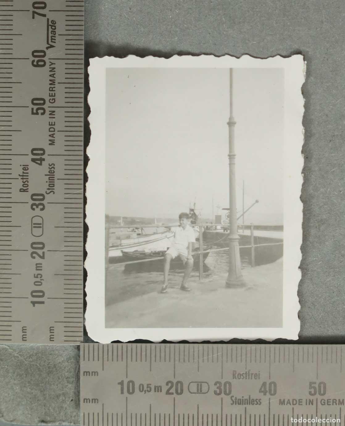 Fotograf&iacute;a antigua: FOTOGRAFIA. Ni&ntilde;o sentado en el muelle de un puerto SANGENJO 1949