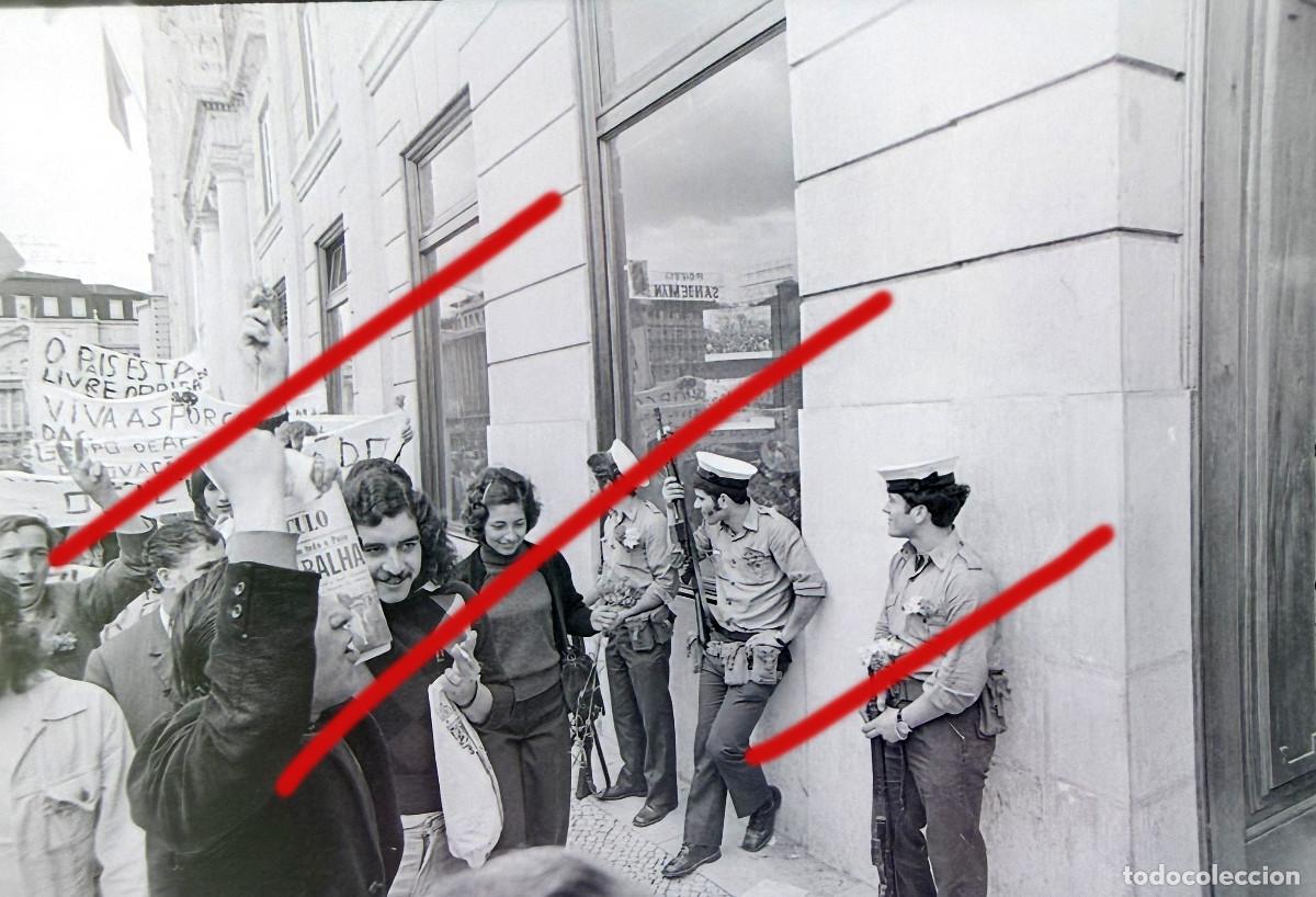 Fotograf&iacute;a antigua: Revoluci&oacute;n de los Claveles 25 de abril de 1974, Portugal &ndash; Fotograf&iacute;a hist&oacute;rica Revolu&ccedil;&atilde;o dos Cravo