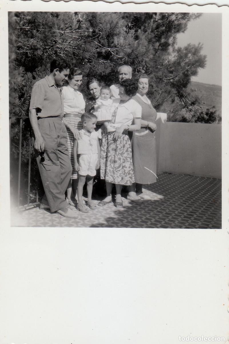 Fotograf&iacute;a antigua: Desaparecido pueblo Campos de Arenoso, Castell&oacute;n. Familia, vecinos en su azotea. 50s sv