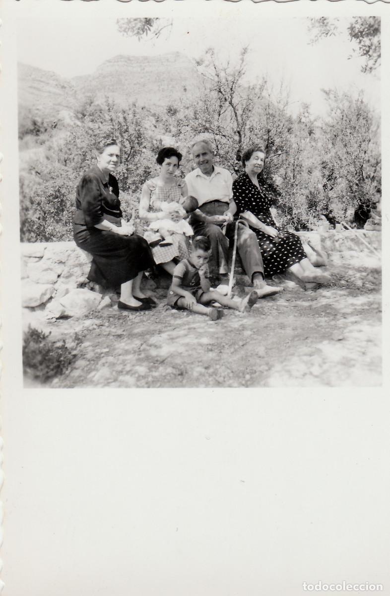 Fotograf&iacute;a antigua: Desaparecido pueblo Campos de Arenoso, Castell&oacute;n. Familia, vecinos en el camino. 50s sv
