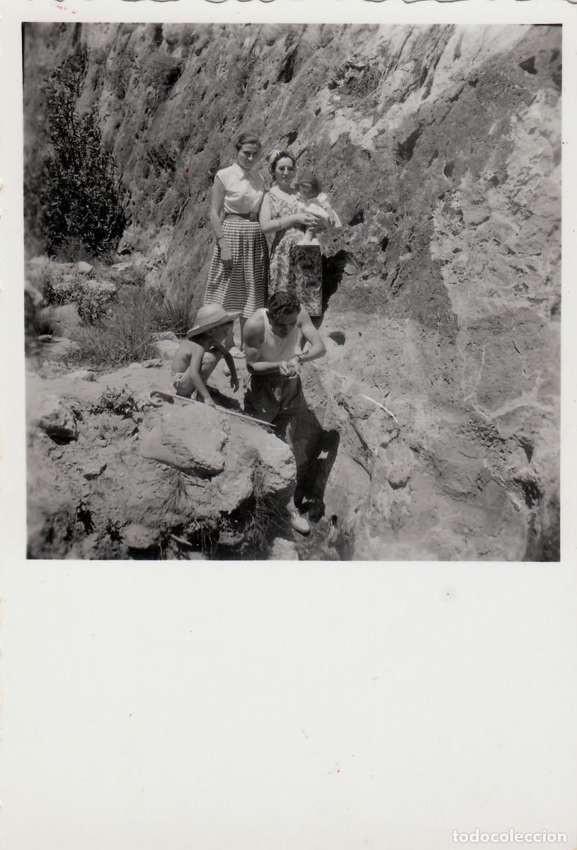Fotograf&iacute;a antigua: Desaparecido pueblo Campos de Arenoso, Castell&oacute;n. Familia en las rocas del r&iacute;o Mijares. 50s sv