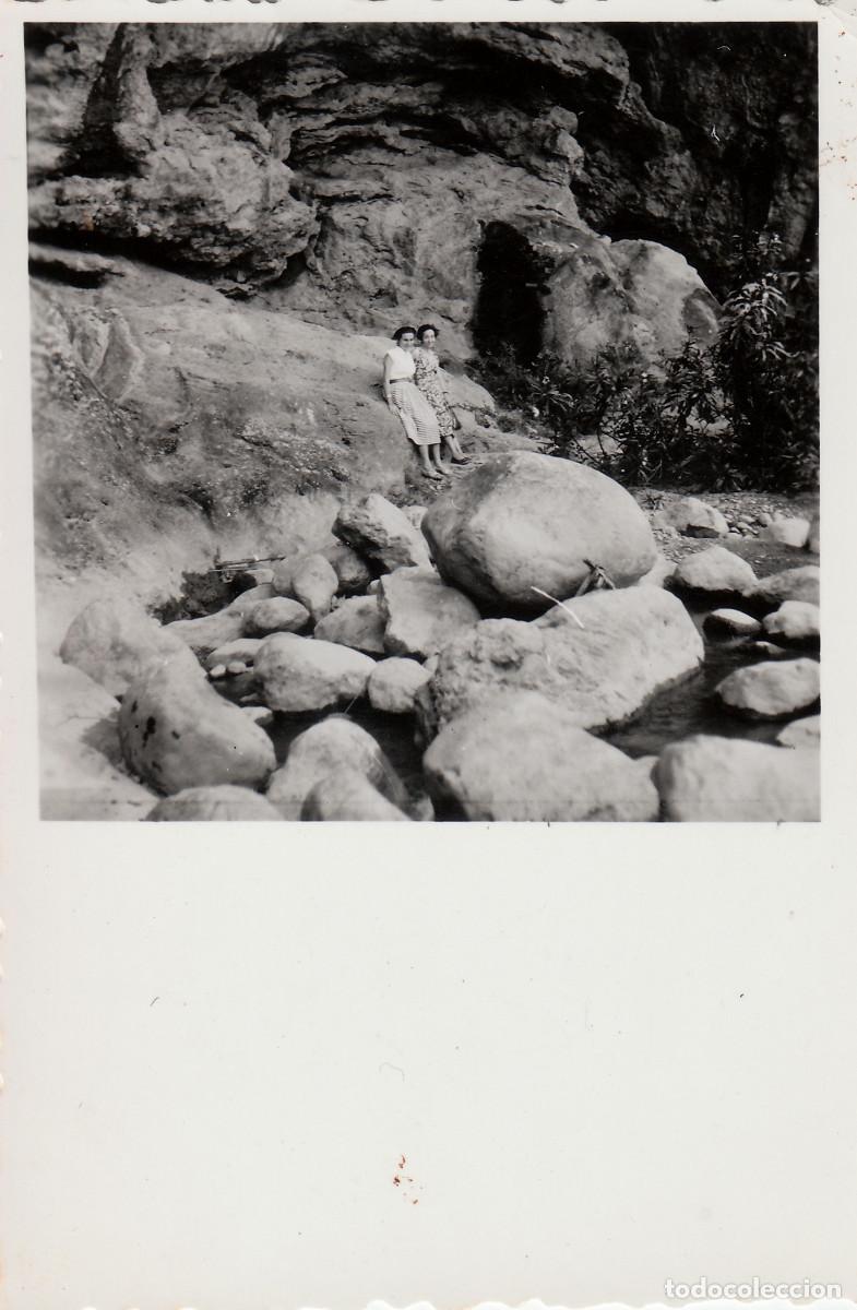 Fotograf&iacute;a antigua: Desaparecido pueblo Campos de Arenoso, Castell&oacute;n. Familia en las rocas del r&iacute;o Mijares. 50s sv