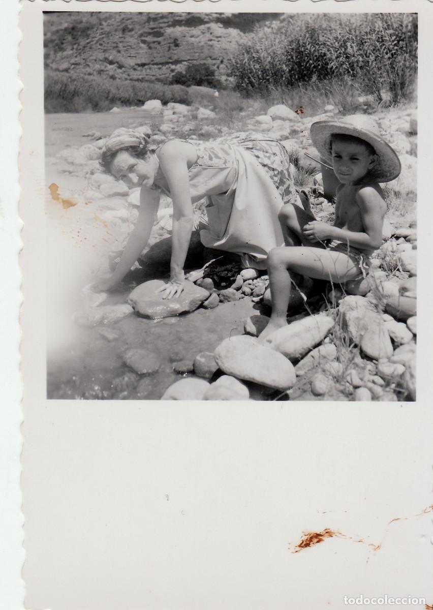 Fotograf&iacute;a antigua: Desaparecido pueblo Campos de Arenoso, Castell&oacute;n. Madre e hijo en las rocas del r&iacute;o Mijares. 50s sv