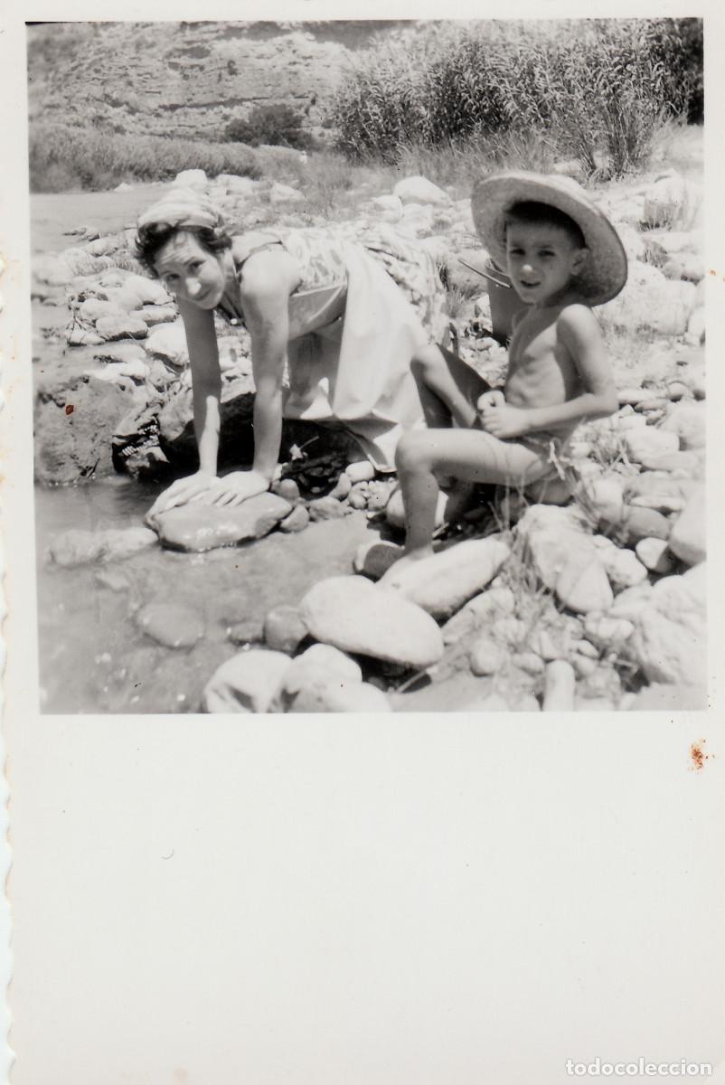 Fotograf&iacute;a antigua: Desaparecido pueblo Campos de Arenoso, Castell&oacute;n. Madre e hijo en las rocas del r&iacute;o Mijares. 50s sv