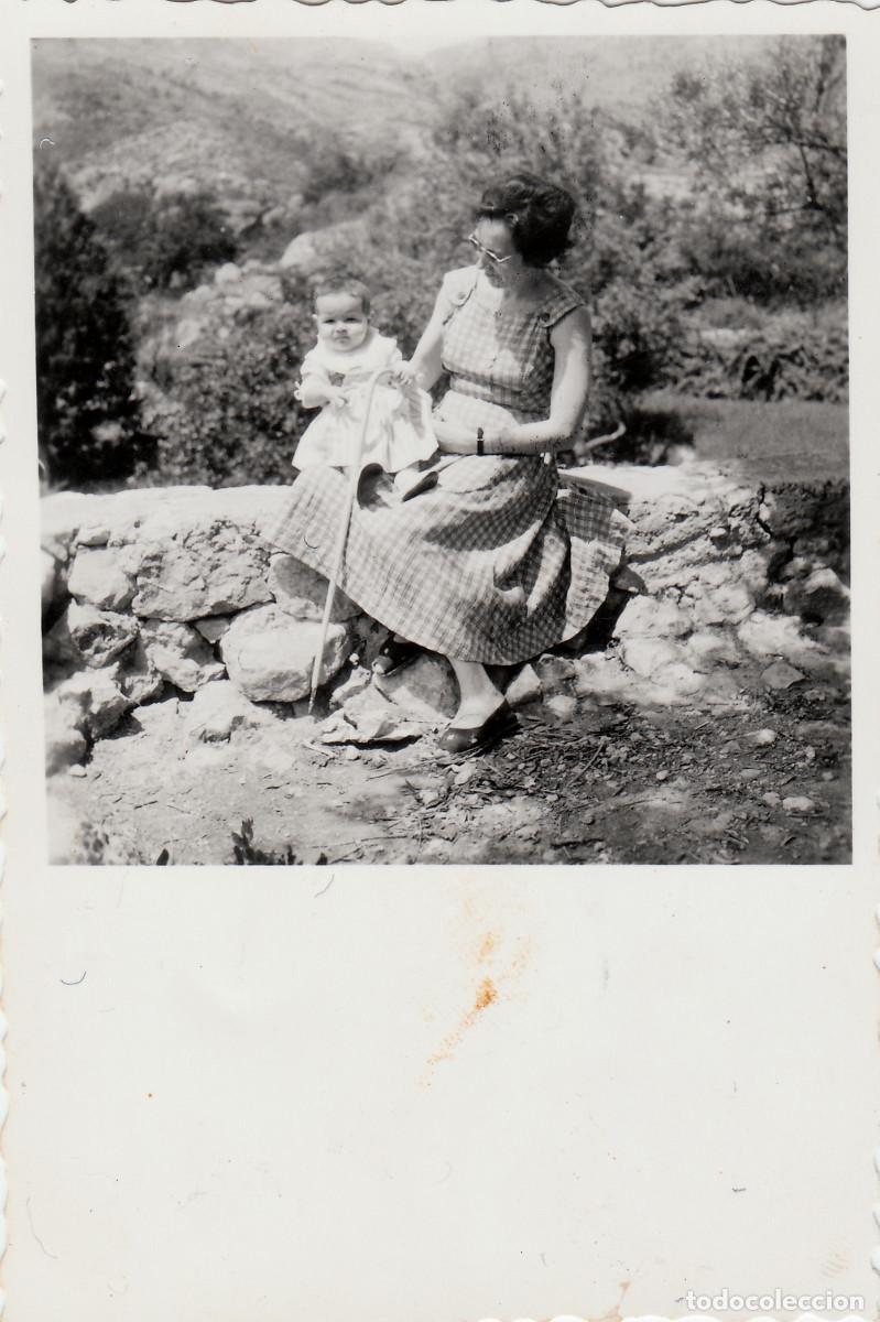 Fotograf&iacute;a antigua: Desaparecido pueblo Campos de Arenoso, Castell&oacute;n. Madre e hijo en las rocas del r&iacute;o Mijares. 50s sv