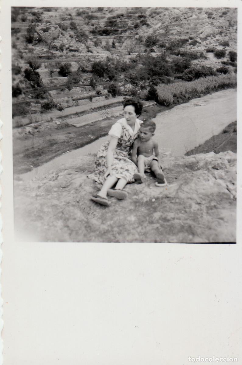 Fotograf&iacute;a antigua: Desaparecido pueblo Campos de Arenoso, Castell&oacute;n. Madre e hijo delante del r&iacute;o Mijares. 50s sv