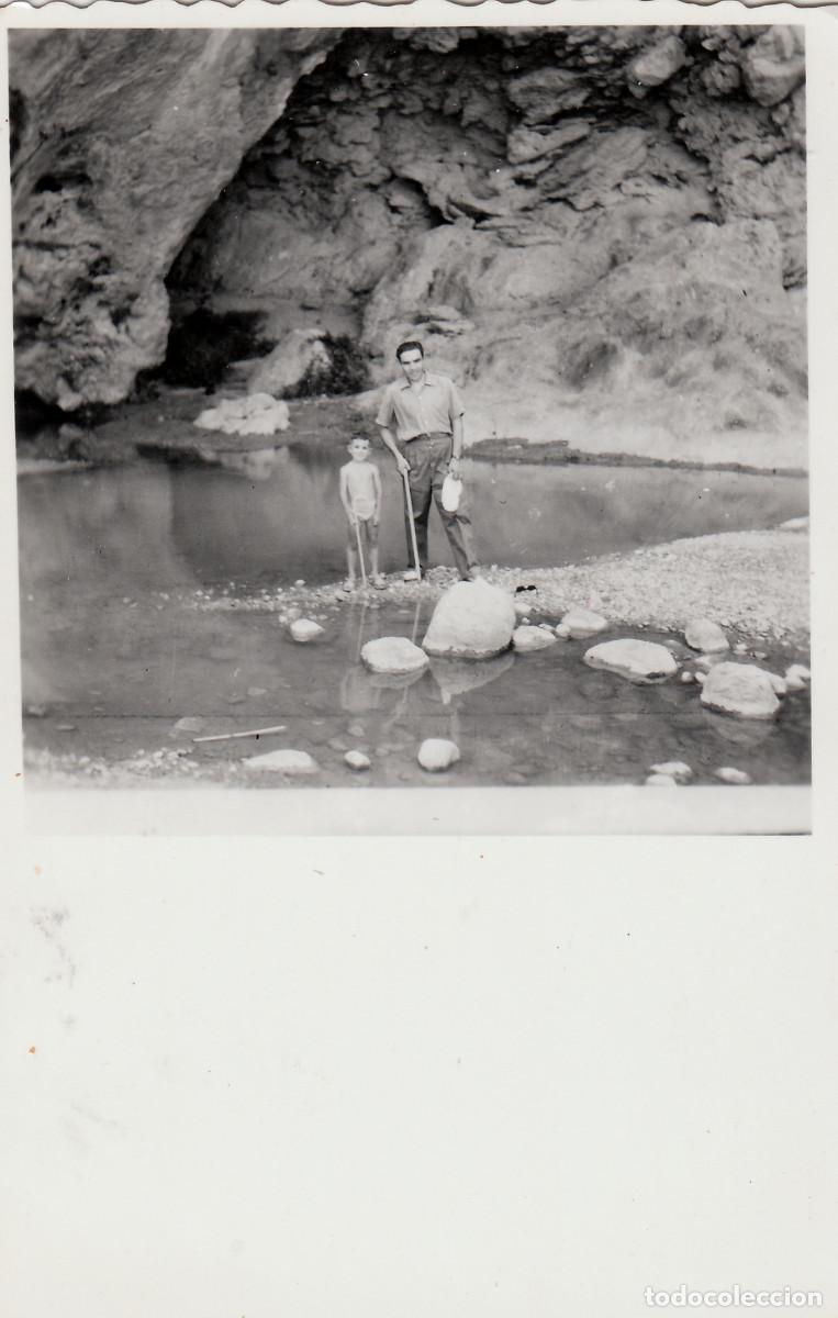 Fotograf&iacute;a antigua: Desaparecido pueblo Campos de Arenoso, Castell&oacute;n. Padre e hijo en el r&iacute;o Mijares. 50s sv