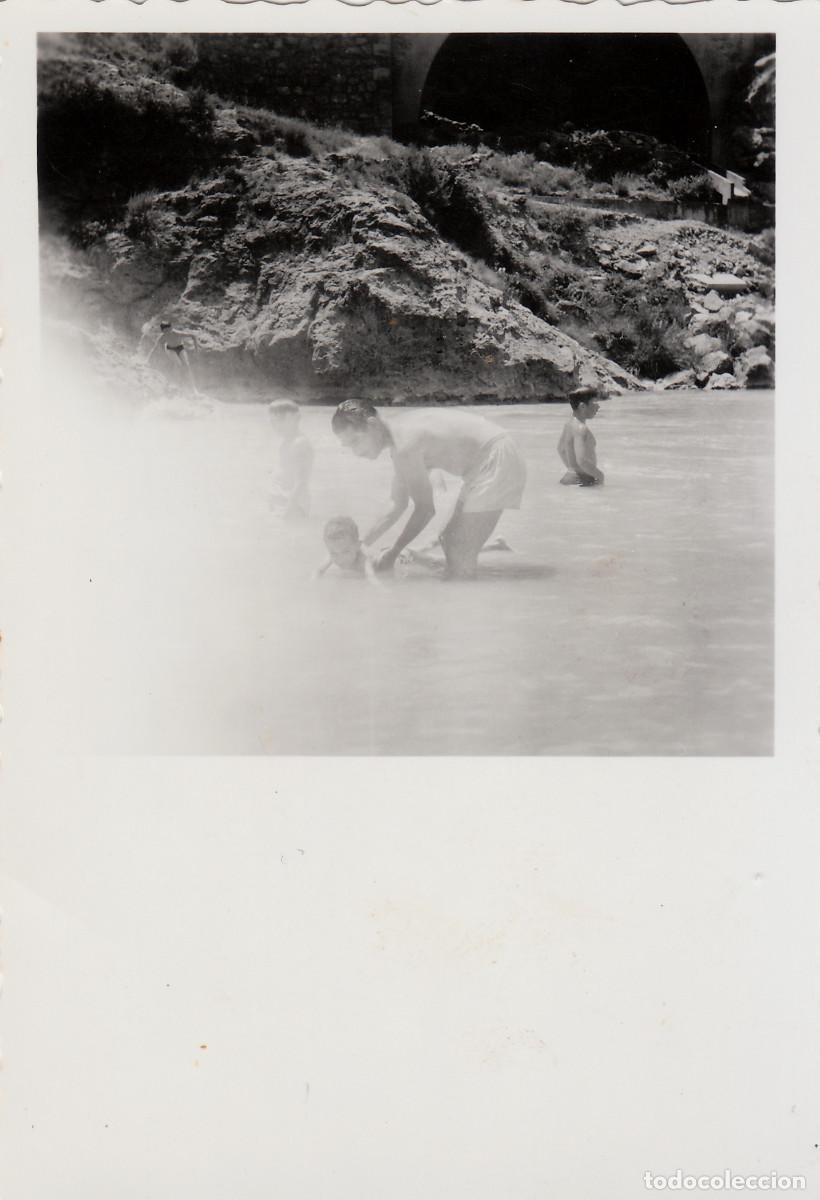 Photographie ancienne: Desaparecido pueblo Campos de Arenoso, Castell&oacute;n. Ba&ntilde;istas en el r&iacute;o Mijares. 2 fotos. 50s sv