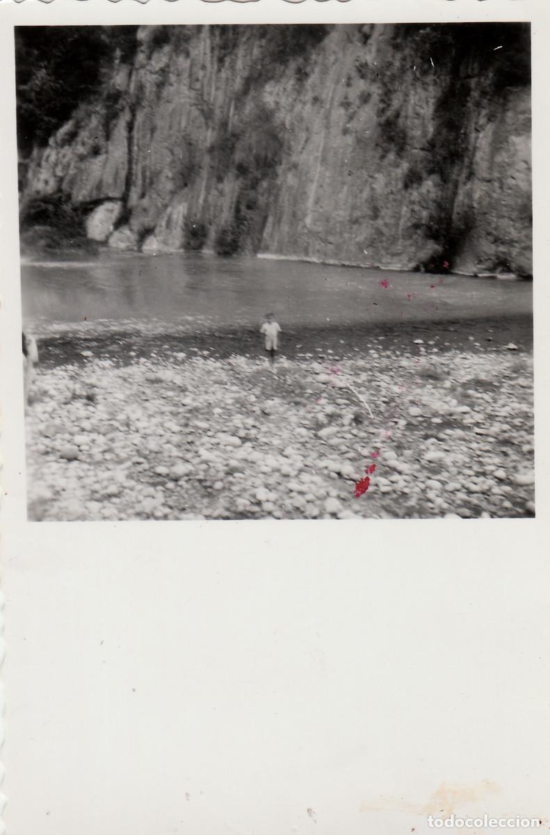 Fotograf&iacute;a antigua: Desaparecido pueblo Campos de Arenoso, Castell&oacute;n. Ni&ntilde;o en el r&iacute;o Mijares. 50s sv