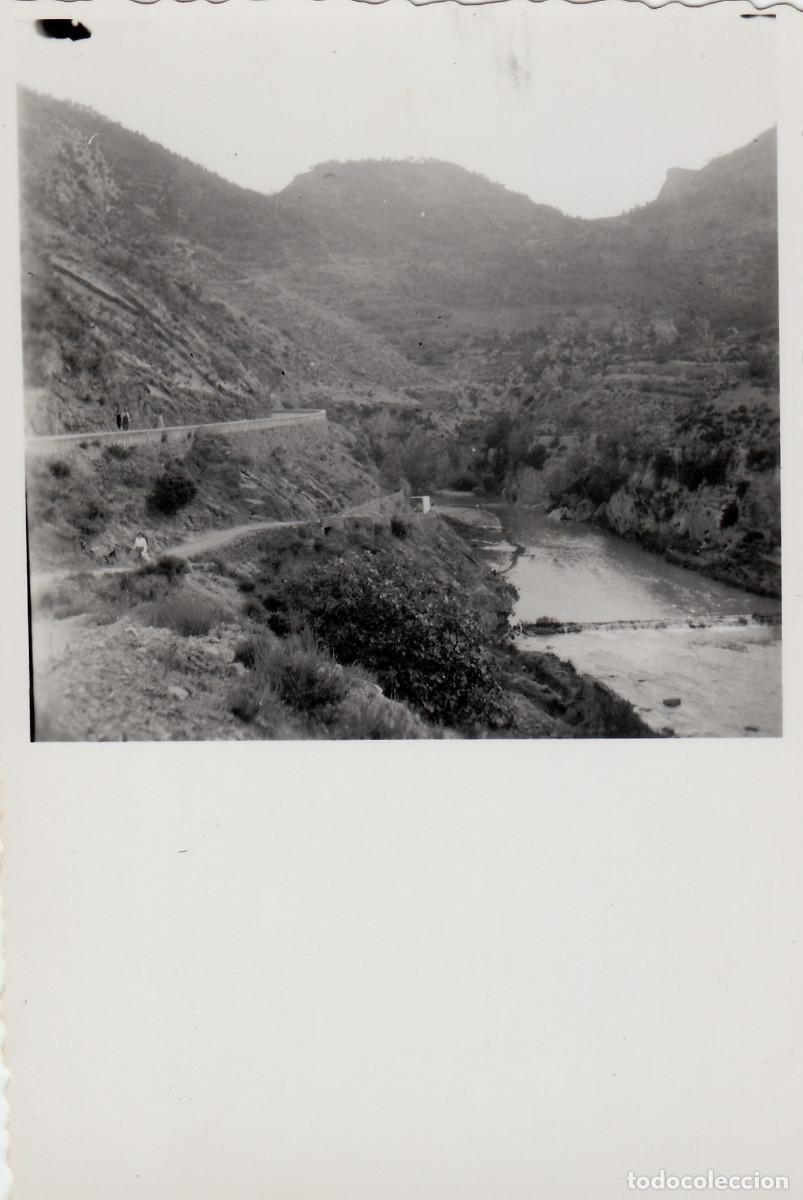 Fotograf&iacute;a antigua: Desaparecido pueblo Campos de Arenoso, Castell&oacute;n. R&iacute;o Mijares entre monta&ntilde;as. 50s sv