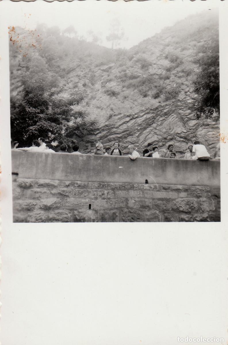 Fotograf&iacute;a antigua: Desaparecido pueblo Campos de Arenoso, Castell&oacute;n. Vecinos a la fresca. 50s sv