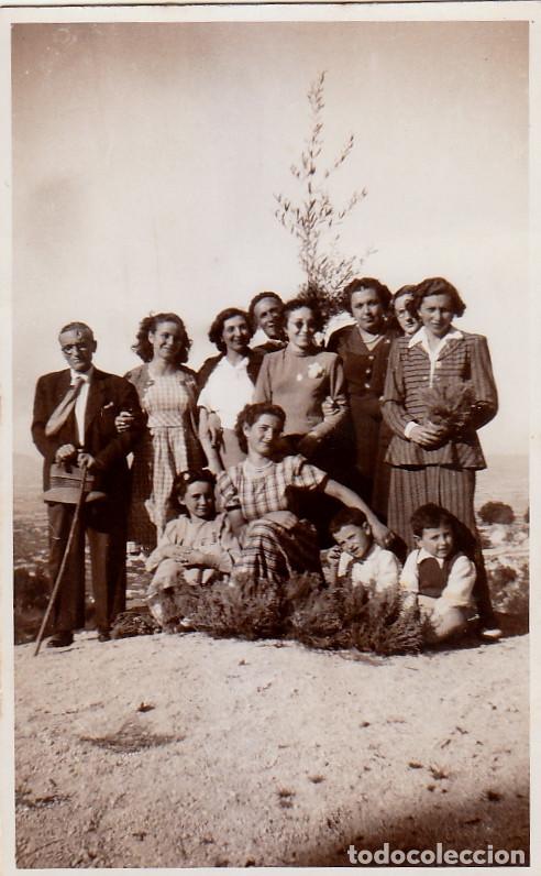 Fotografia antiga: Familia al completo de excursi&oacute;n en la monta&ntilde;a, Mallorca?. A&ntilde;os 40-50 sv
