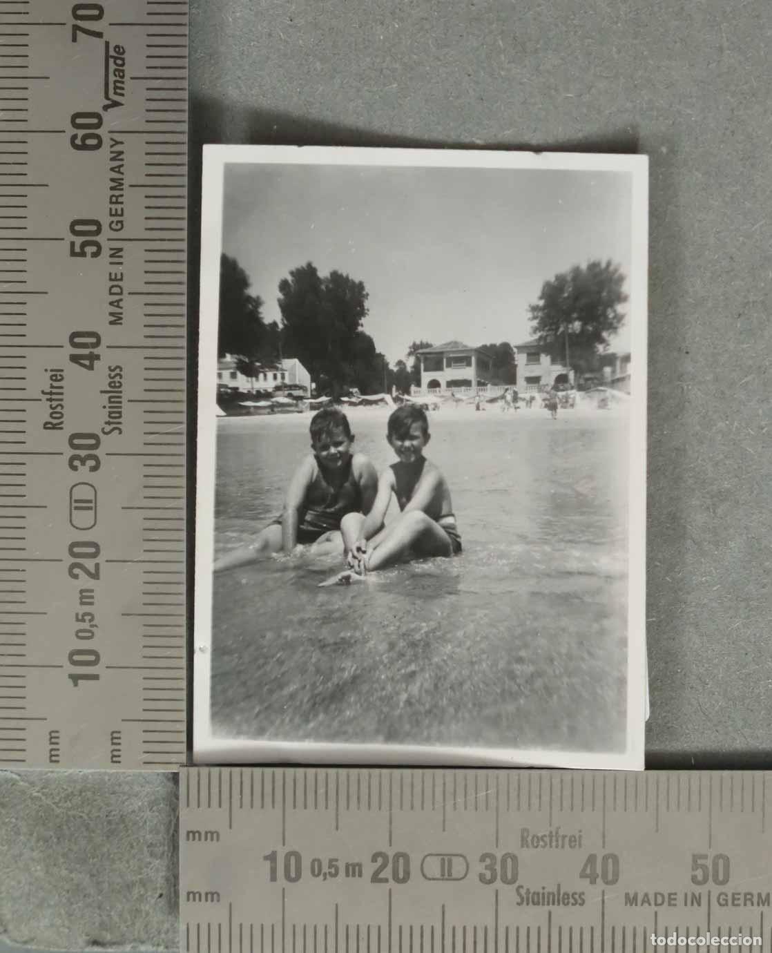 Fotografia antiga: FOTOGRAFIA. Ni&ntilde;os ba&ntilde;istas en la orilla de la playa. SANGEJO. 1949