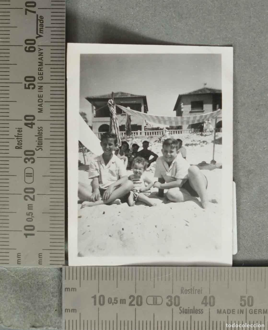 Fotografia antiga: FOTOGRAFIA. Ni&ntilde;os y beb&eacute; en la playa. SANGENJO. 1949