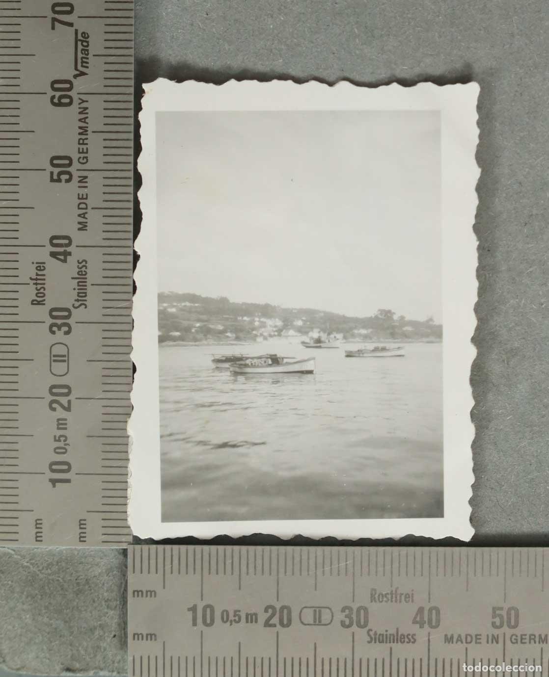 Fotografia antiga: FOTOGRAFIA. Barcas flotando en la costa. SANGENJO. 1949