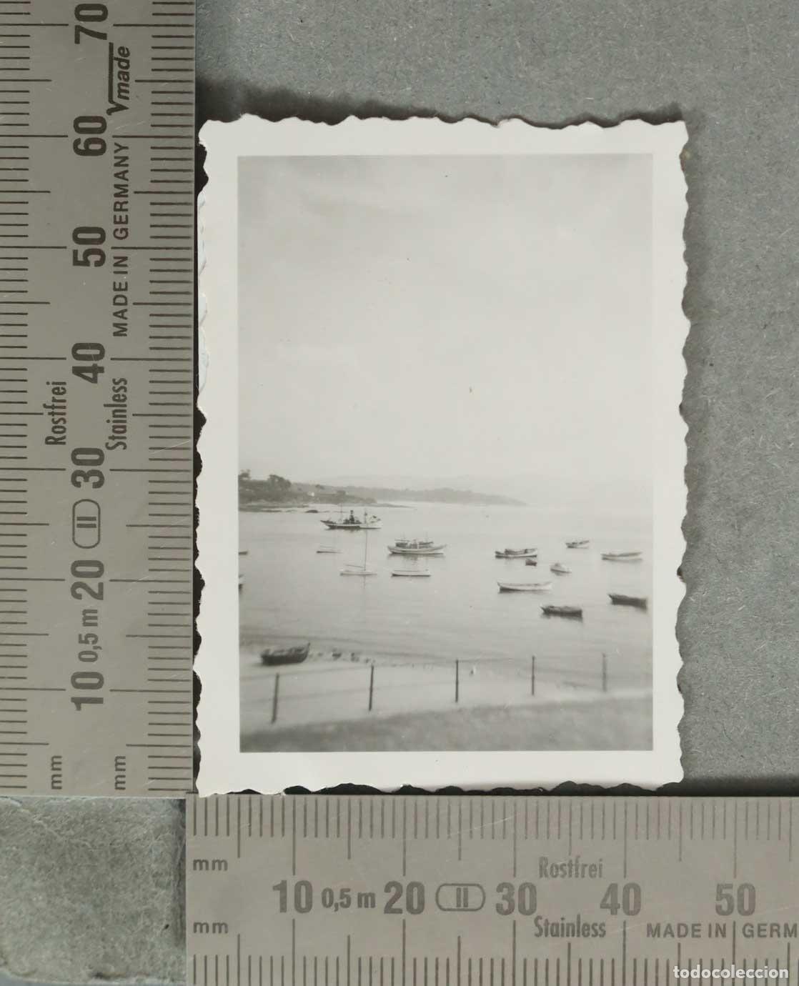 Fotografia antiga: FOTOGRAFIA. Barcas flotando en la costa. SANGENJO. 1949