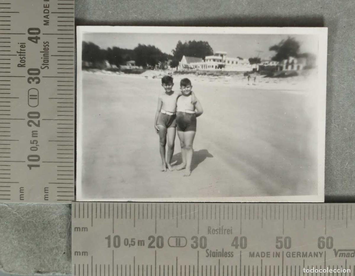 Fotografia antiga: FOTOGRAFIA. Ni&ntilde;os en la playa. SANGENJO 1949