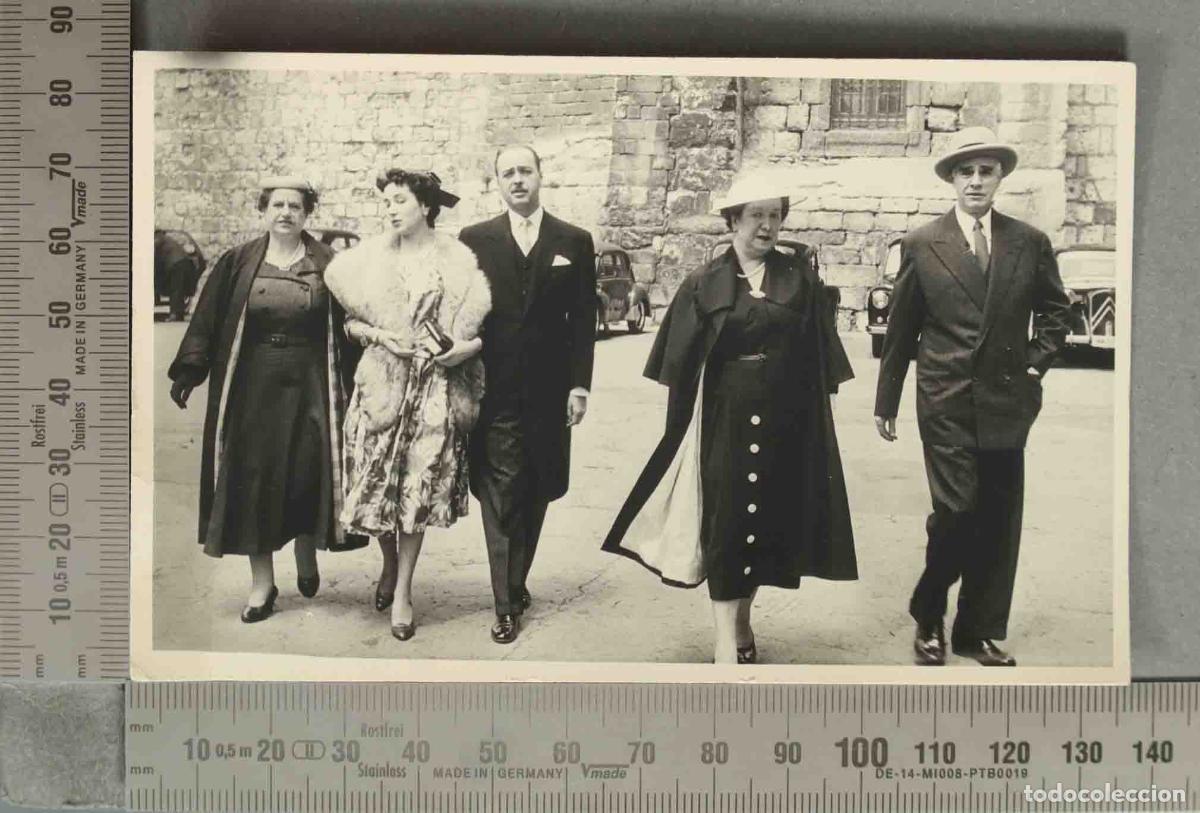 Fotografia antiga: FOTOGRAFIA. SE&Ntilde;ORES SALIENDO DE APARCAMIENTO. FOTO MIGUEL BURGOS 1957