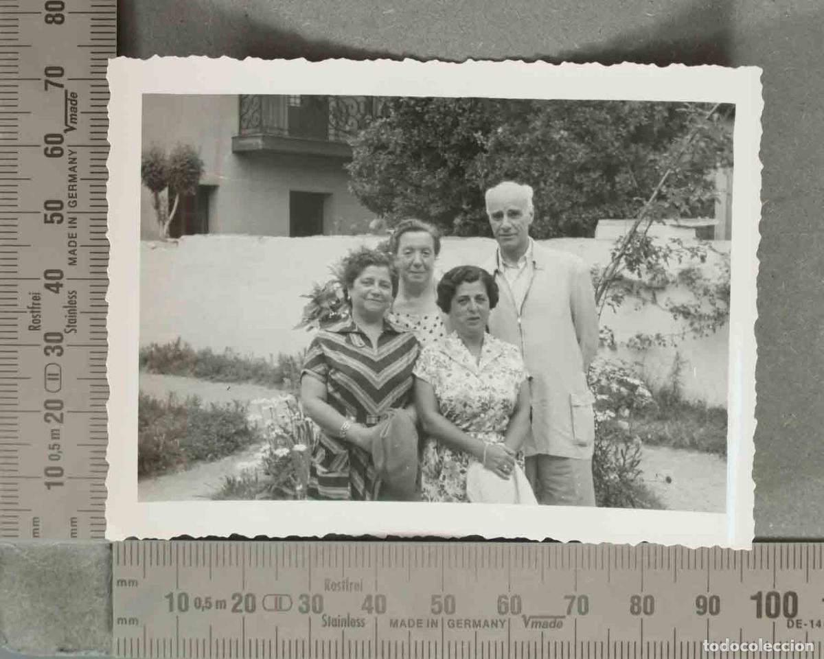 Photographie ancienne: FOTOGRAFIA. Familia posando en un jard&iacute;n HACIA 1960
