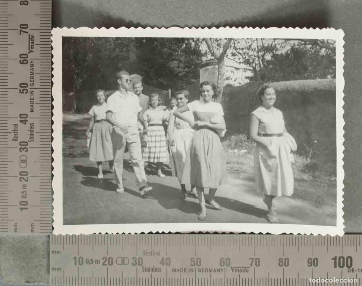 Fotografia antica: FOTOGRAFIA. Grupo de j&oacute;venes de paseo SANTANDER 1957