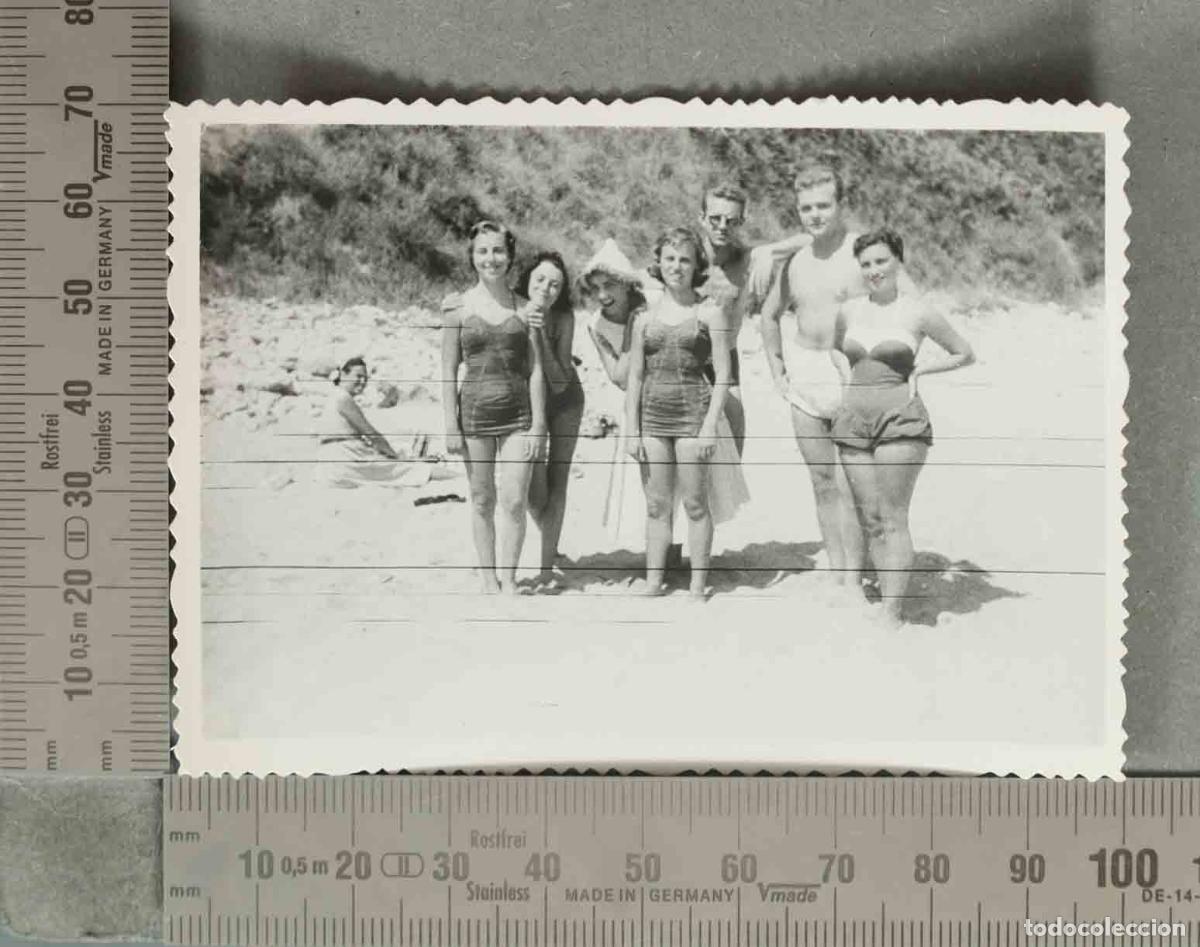 Fotografia antica: FOTOGRAFIA. Playa - Grupo de j&oacute;venes SANTANDER 1957